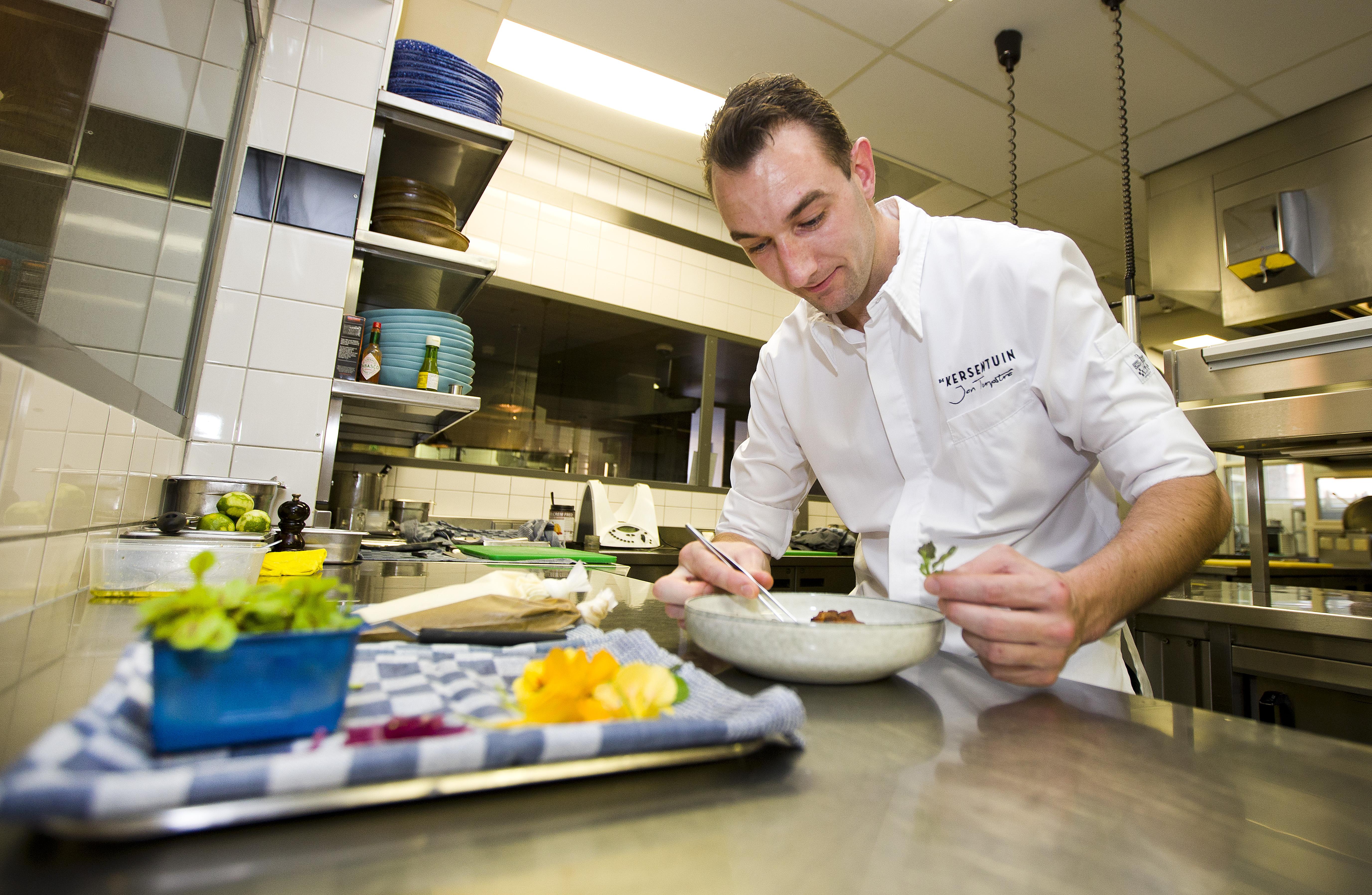 Bilderberg Garden Hotel Amsterdam Exterior photo A chef preparing a meal