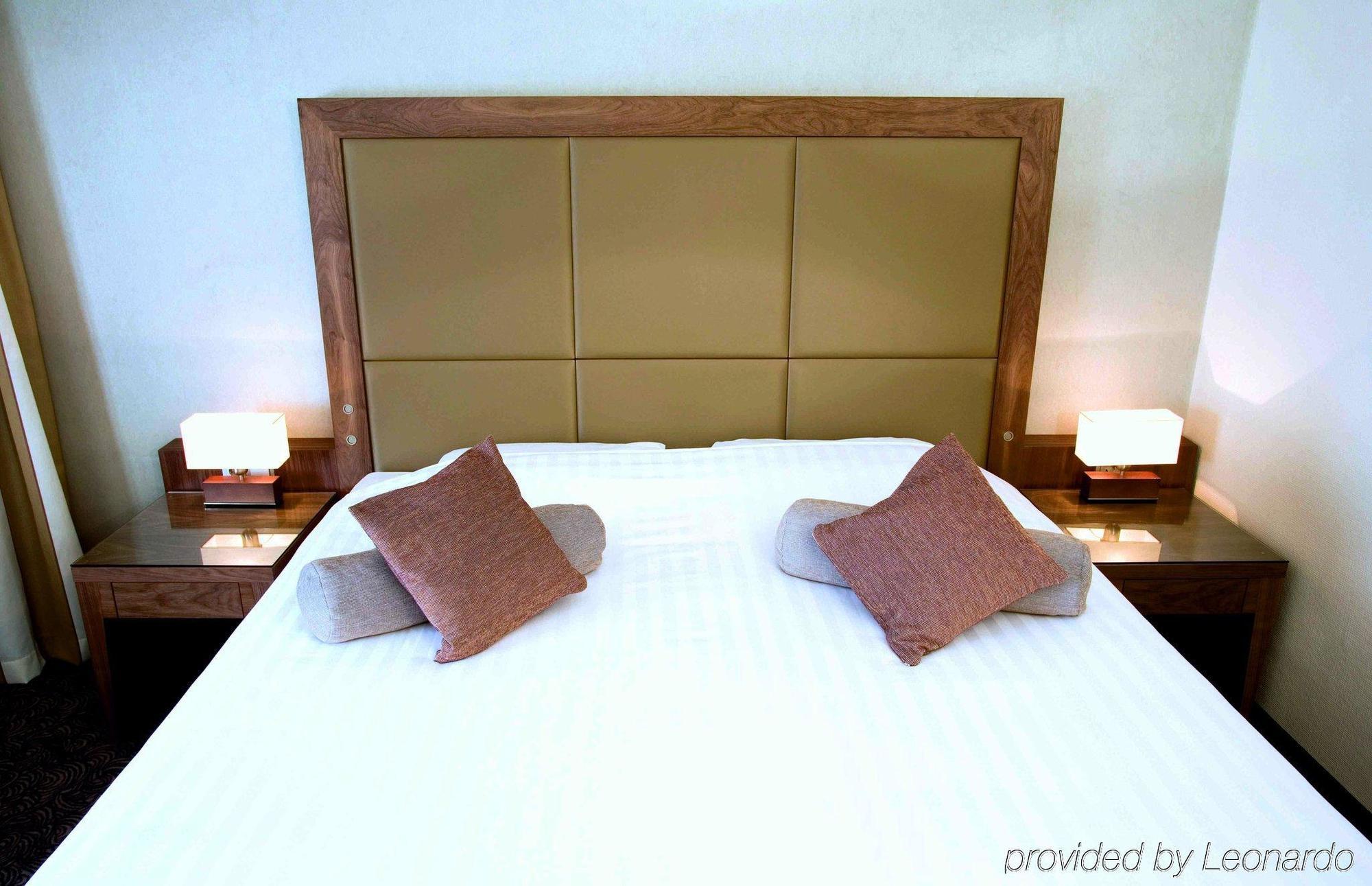 Bilderberg Garden Hotel Amsterdam Room photo A bed with a headboard