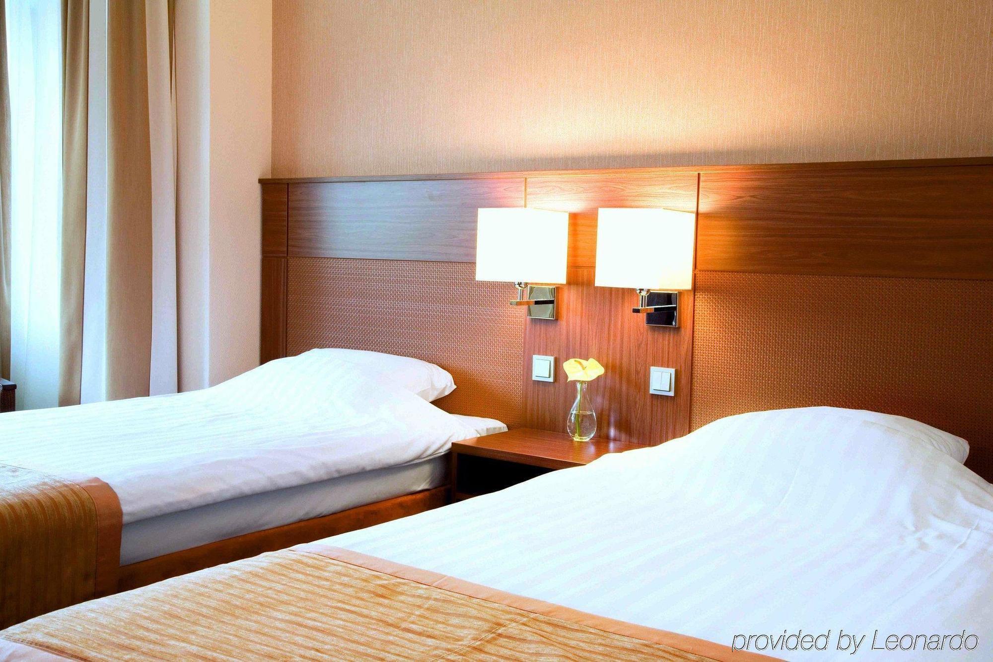 Bilderberg Garden Hotel Amsterdam Room photo A typical hotel room