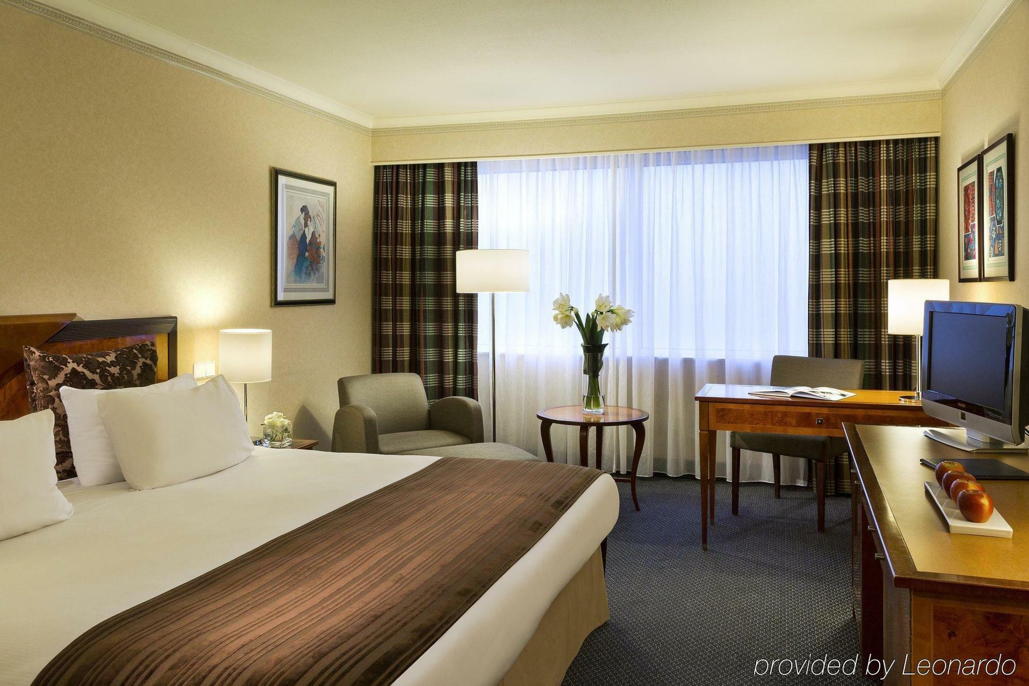 Bilderberg Garden Hotel Amsterdam Exterior photo A typical hotel room