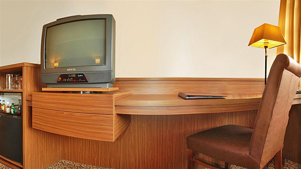 Bilderberg Garden Hotel Amsterdam Exterior photo A television in a hotel room