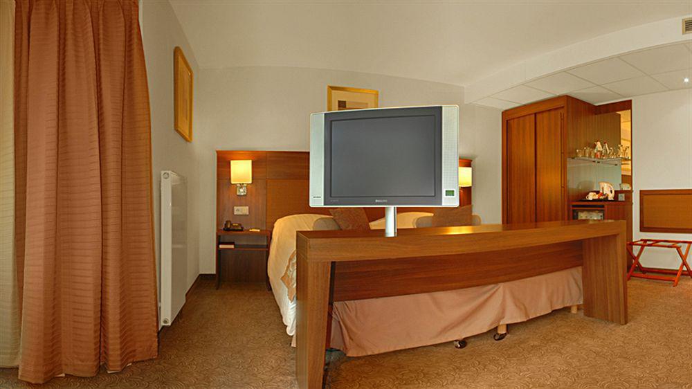 Bilderberg Garden Hotel Amsterdam Exterior photo A television set in a hotel room